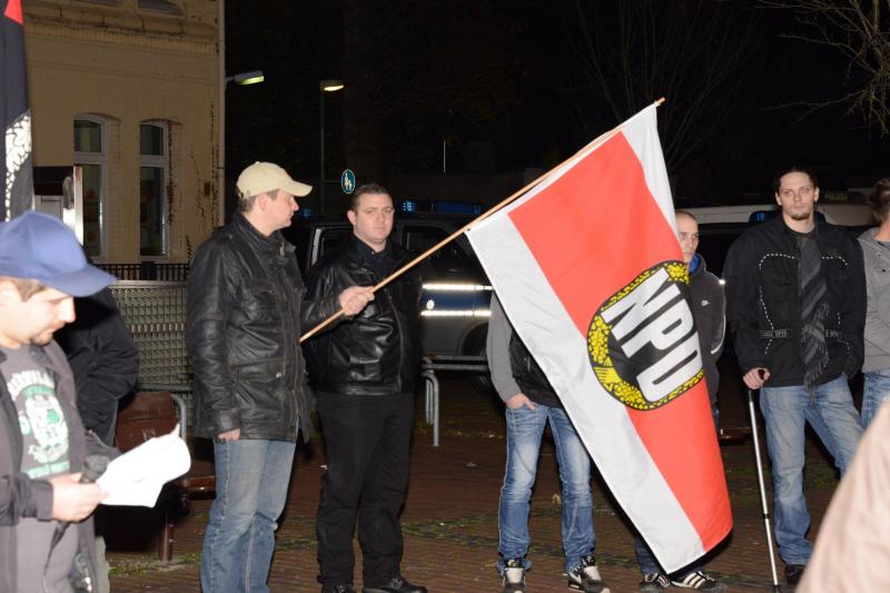 Der Typ in der Mitte ohne Fahne ist Rene Emmerich aus Köln. Früher Jugendbeauftragter bei pro Köln und dann bei den Freien Kräften Köln.