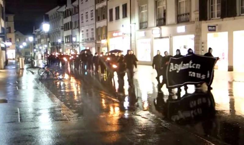 Mit Masken und Transparent: Rechtsextreme vergangenen Samstag in Solothurn.(Screenshot: vimeo.com)