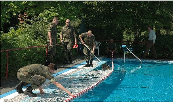 Hier waren die ersten Soldaten vom Gefechtsübungszentrum bei Letzlingen im Einsatz, um die Schäden zu beseitigen