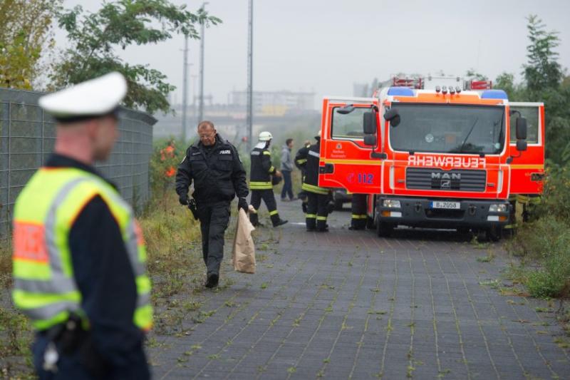 Einsatz in Berlin: Die Fundstelle wurde gesperrt, Reisende müssen mit zahlreichen Verspätungen rechnen. Foto: DPA