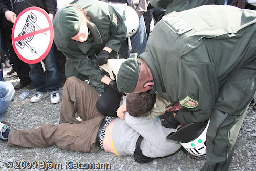 Ein "Pro Köln"-Anhänger geht auf einen linken Gegendemonstranten los.