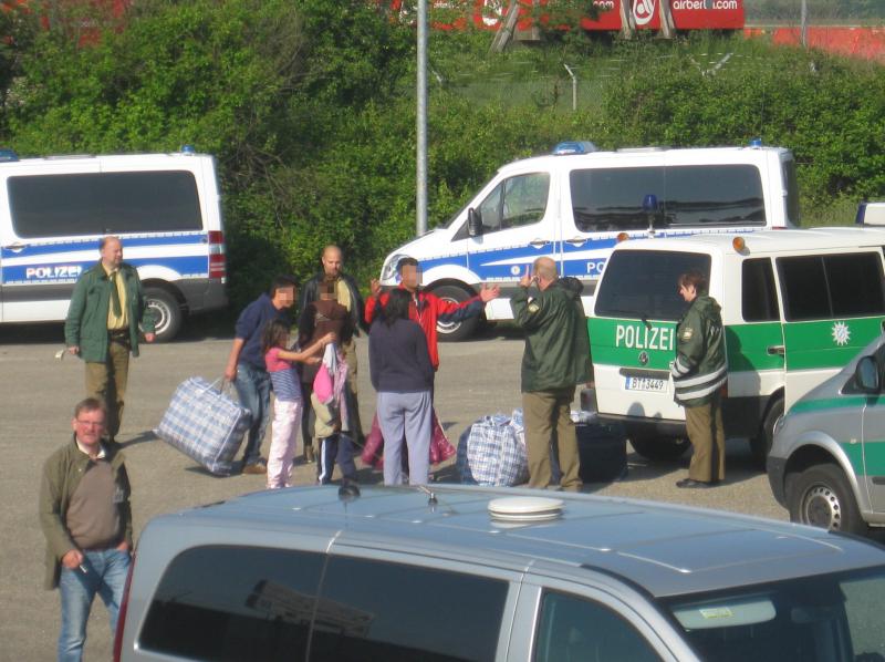 Familie mit ihrem Gepäck