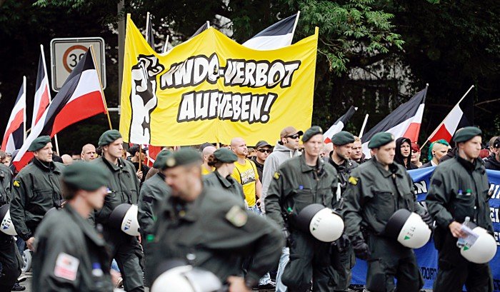 Jetzt auch in Bussen und Bahnen: Neonazis der Partei »Die Rechte« marschieren in Dormund auf (August 2013)