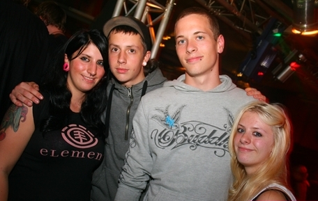 (1) 1.v.l. Jennifer Heuke, 2.v.l. Jack Schmitz (09. September 2011 im Club Pavillon)