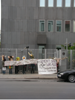 haufen vor botschaft