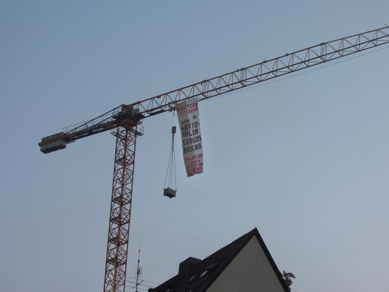 [TUE] Palmer, AfD und andere Rassist*innen in die Schranken weisen! - Banner am Baukran an der Neckarbrücke 1