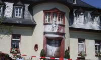 Das Haus der Verbindung »Chattia« in der Licher Straße am Samstagnachmittag. Die Fassade wurde mit Farbe besprüht. Die Fenster im Erdgeschoss wurden mit Pflastersteinen eingeworfen. (Fotos: us) 