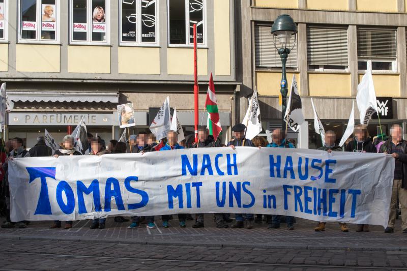 Tomas nach Hause mit uns in Freiheit