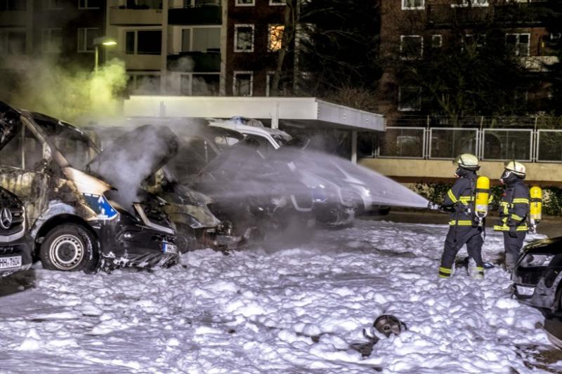 In der Nacht zu Montag brannten sechs Einsatzwagen der Polizei Hamburg aus Foto: Michael Arning / HA