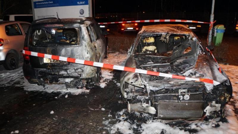 Auch ein danebenstehendes Auto geriet in Brand Foto: Morris Pudwell