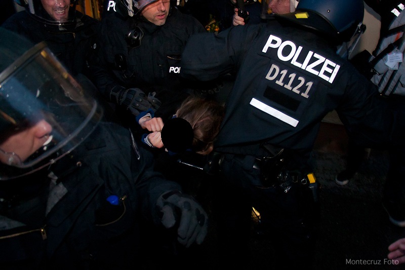 Polizei greift Demonstrant_innen an und provoziert Festnahmen