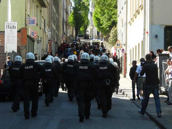 Demo biegt von der Markomannenstraße ab