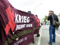 Krieg be­ginnt hier – Kriegs­pro­fi­teu­ren das Hand­werk legen 