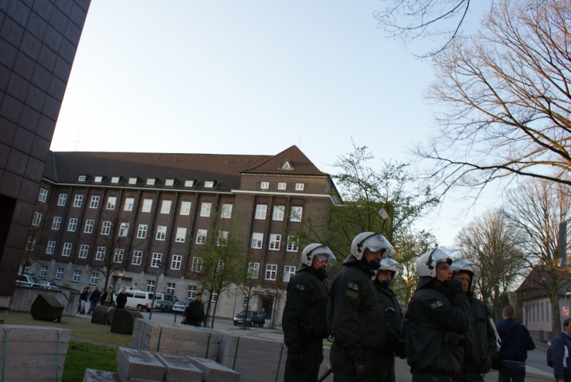 Behelmte Bullen traben Richtung Demo