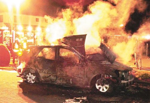 Ein Anwohner hatte Samstag, 18. August, gegen 3.30 Uhr das Feuer bemerkt. Der Wagen stand in der geöffneten Garage. 