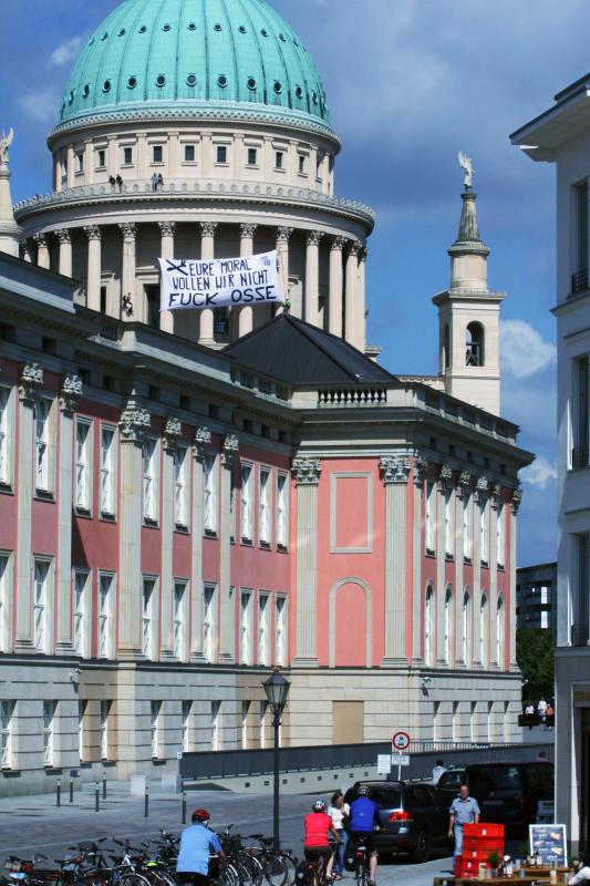 Banner an Kirche gegenüber Brandenburger Landtag