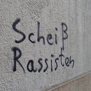 Scheiß Rassisten