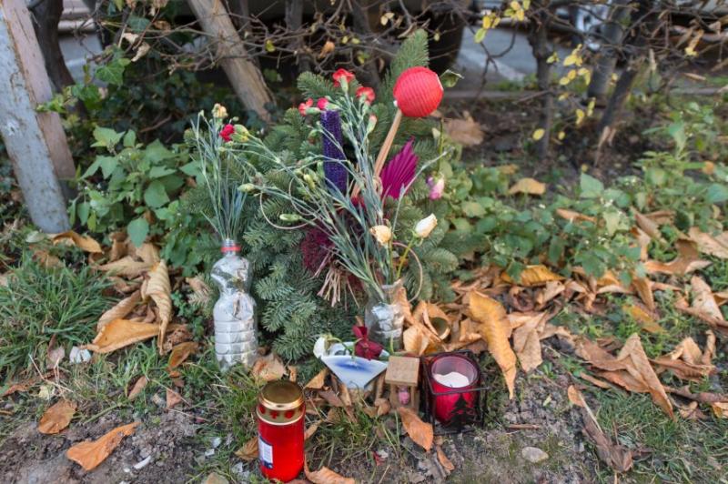 Blumen und Kerzen vor der Johanneskirche in Freiburg