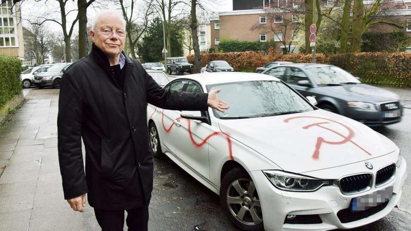 Sierichstraße: ein beschmierter BMW. Anwohner Wolfgang Brand (63): „Früher wurden Navi-Geräte geklaut, jetzt werden die Autos beschmiert.“