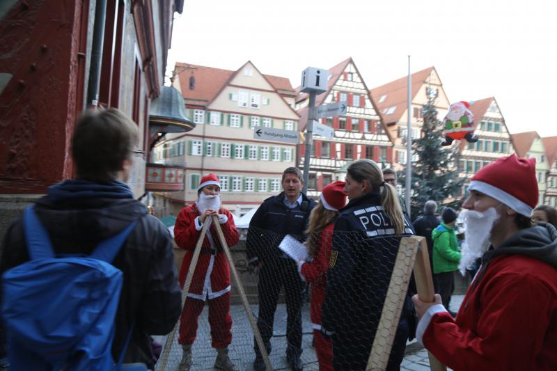 Die Polizei beim beherzten Versuch die Zäune einzureißen