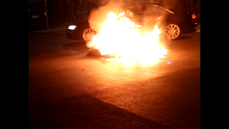 lagerfeuer mit wahlplakaten