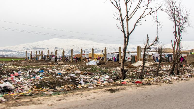 Eines der Flüchtlingslager, welches wir auf unserem Weg durch die Bekaa-Ebene passieren.