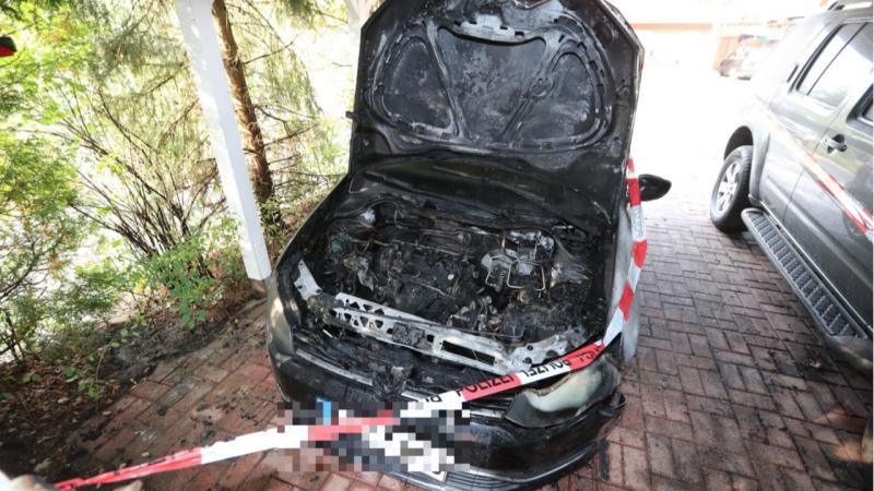  Der Motor-Raum des Wagens ist nach dem Brandanschlag komplett ausgebrannt