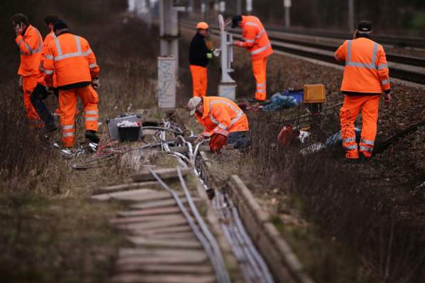  Experten der Deutschen Bahn untersuchen die durch den Brand entstandenen Schäden im Leipziger Westen zwischen Miltitz und Rückmarsdorf. 