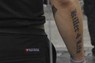 Der 'Killer for life' trägt beim neonazistischen 'Rock für Deutschland' in Gera eine 'Thor Steinar'-Jeans. Foto: Robert Andreasch