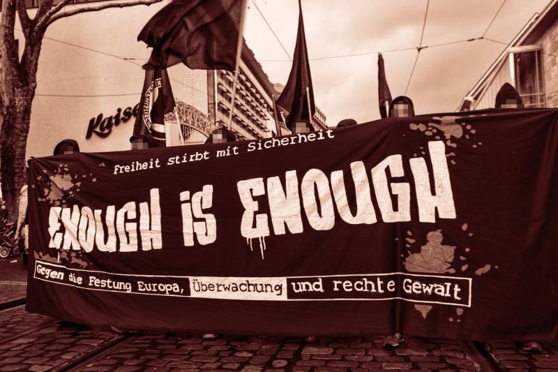 14.12.2013, Mit der auf dem Weihnachtsmarkt beginnenden Demo wurde gegen die Festung Europa, Überwachung und rechte Gewalt protestiert.