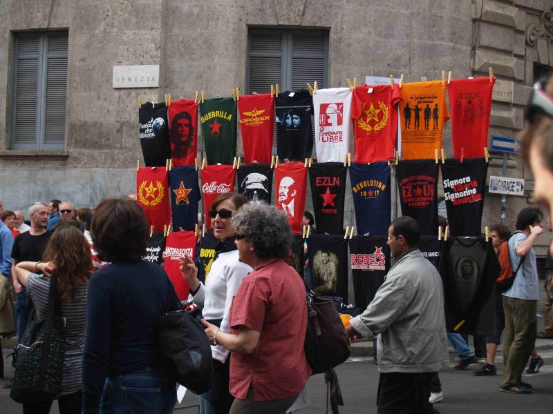 merchandising alla manifestazione del 25