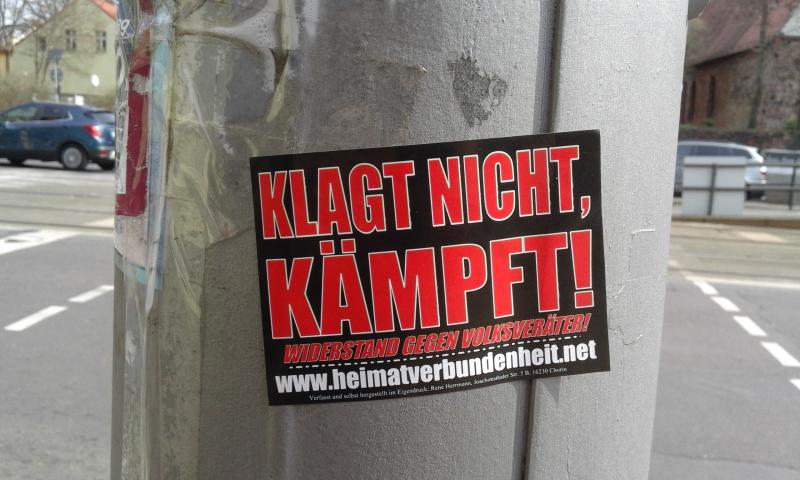 »Klagt nicht. Kämpft.« (Berliner Allee)