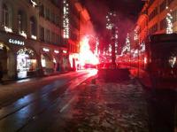 Am Sonntagabend kam es in Bern zu einer Demonstration gegen die Annahme der Ausschaffungsinitiative. Die Demonstranten blockierten den Verkehr beim Bahnhofplatz und zündeten Fackeln an.