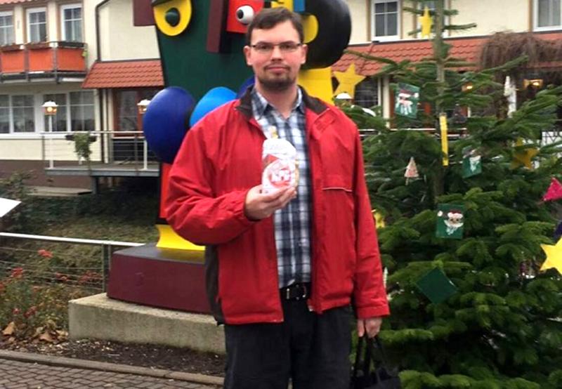 Jan Jaeschke verteilt Plätzchen in der Sinsheimer Innenstadt.