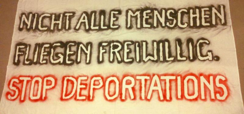 Nicht alle Menschen fliegen freiwillig. Stop Deportations