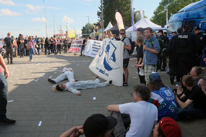 Die-In vor dem BW Truck  