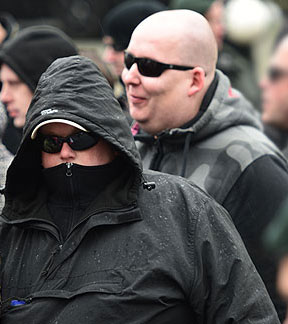 Marcel „Flubber“ Kuschela (Bremen) und Ronny Meinhardt (BHV) beim Naziaufmarsch in Dortmund im März 2015