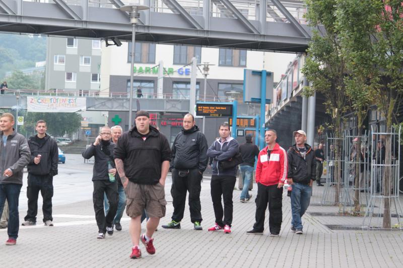 Sascha Wühr am 8. Juni 2015 in Suhl bei ThüGIDA-Aufmarsch. Zu erkennen, Zwerg links im Bild am Telefon. Davor Benjamin Günther und weiter hinten Michel Fischer. 