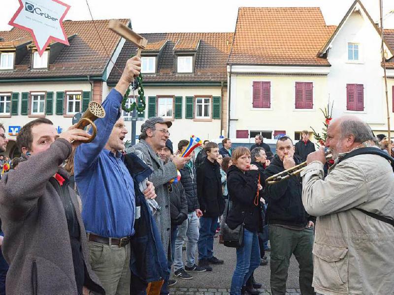 Rätsche, Horn, Trillerpfeife oder Vuvuzela – Hauptsache laut! 