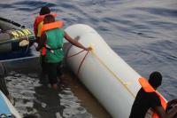 Dieses Boot füllte sich mit Wasser und war kurz davor zu sinken