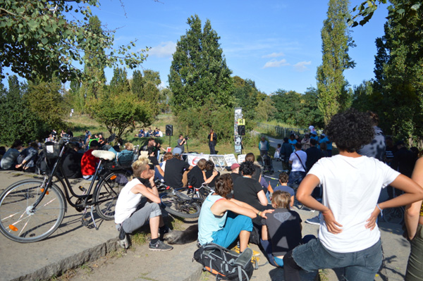 [Berlin-Prenzlauer Berg] Erfolgreiche Kundgebung nach Naziangriff im Mauerpark 1