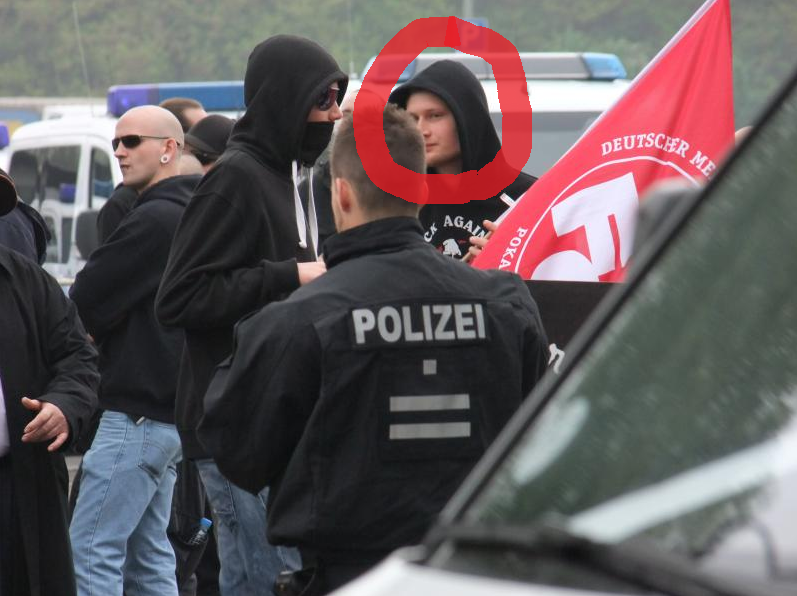 Chris bei einem Naziaufmarsch in Kaiserslautern mit Fahne des 1. FC Kaiserslautern.