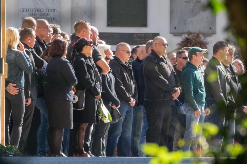 Trauernde Nazis lauschen „Amazing Grace“