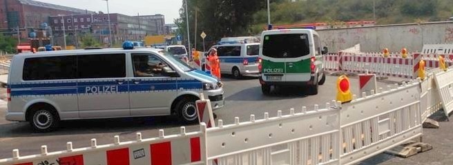 Einsatzwagen der Polizei haben das Gelände umstellt.