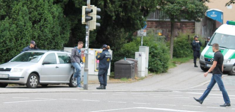 Kontrolle des Autos mit Kundgebungsmaterial