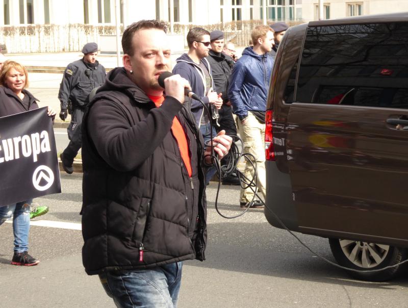 Claus Cremer (mitte) und Michael Brueck (rechts) beim NPD-Aufmarsch am 2. April 2016 in Essen