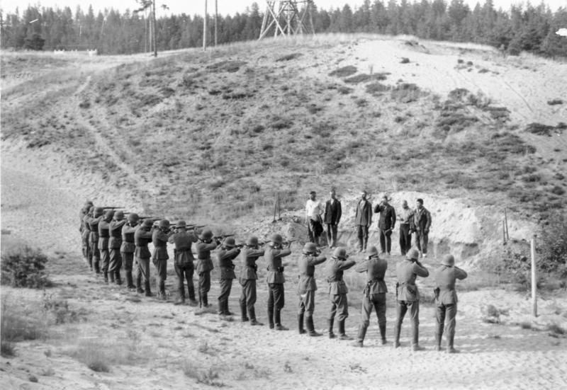 Bundesarchiv Bild 101I-212-0221-06, Russland-Nord, Erschießung von Partisanen