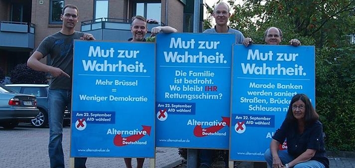 Daniel Buhl (2.v.l.) als Wahlkampfhelfer für die AfD zur Bundestagswahl 2013