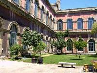 Innenhof des Universitätsgebäudes in Istanbul